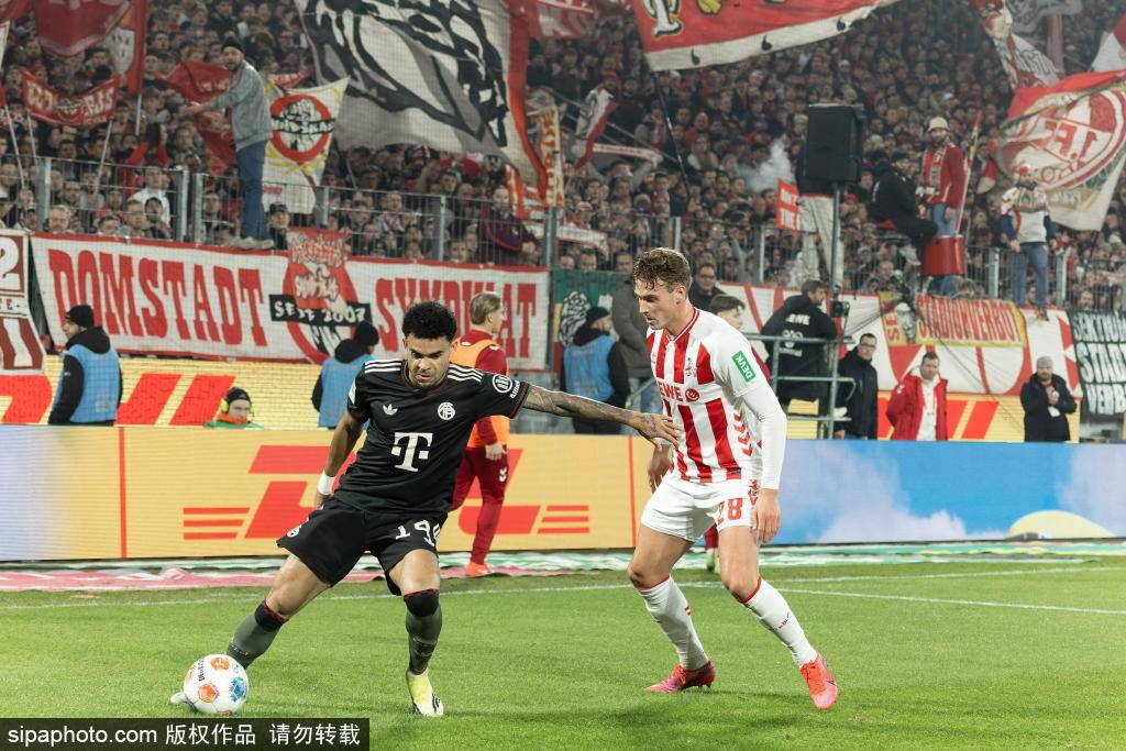 德甲战术解析：伊藤洋辉头球破门，拜仁如何利用角球战术撕裂奥格斯堡防线？