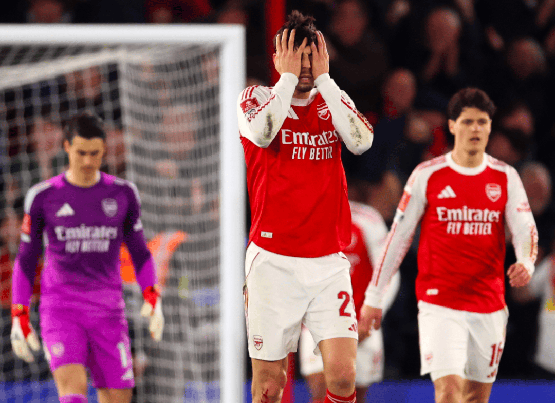 1-2！阿森纳耻辱出局，四冠梦碎只剩两线能撑多久？